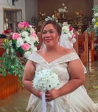 Casal desafia enchente e se casa com água na cintura dentro de igreja nas Filipinas