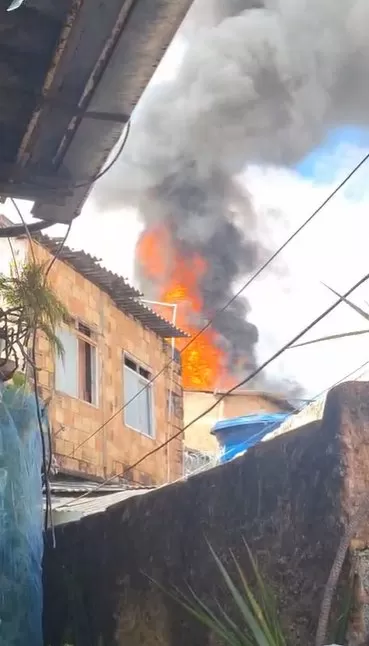 Fogo destrói casa no Beco Alegre, no bairro Salgado Filho, em BH; veja o vídeo