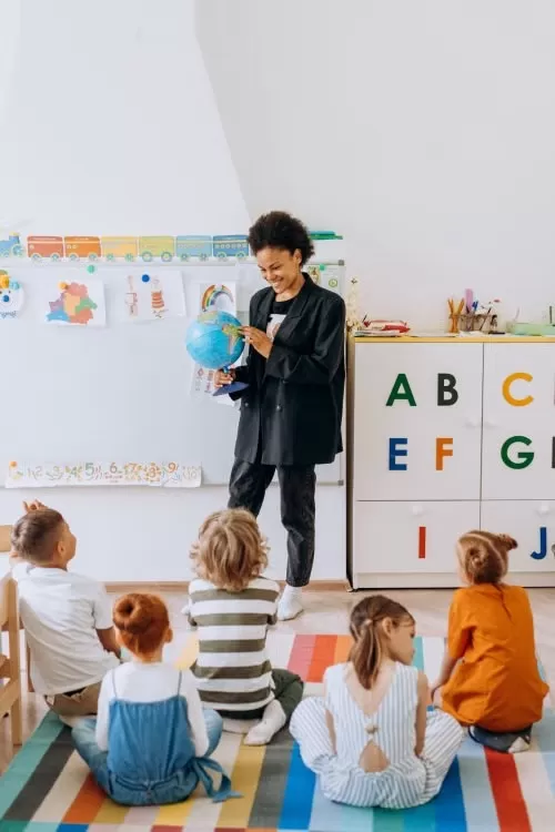 Câmara de BH aprova norma que exige professores efetivos na educação infantil em tempo integral