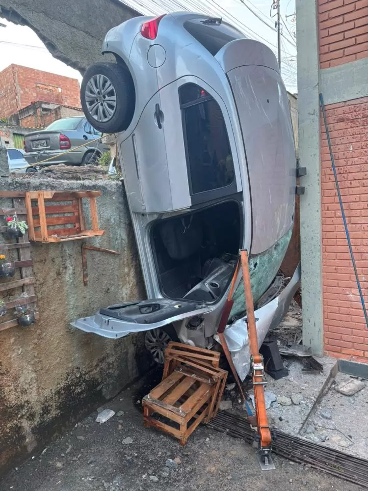 Carro bate em muro de escola e fica pendurado em desnível em Vespasiano