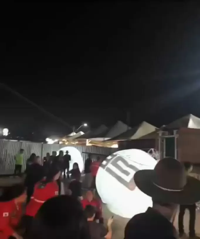 Chuva causa quedas consecutivas em estrutura de evento e deixa múltiplos feridos