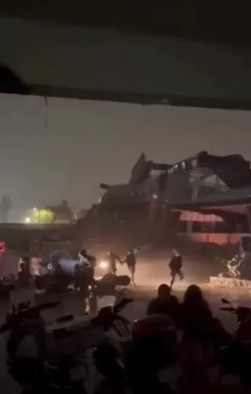 Estrutura de evento de motocicletas desaba por conta das chuvas e deixa cinco feridos