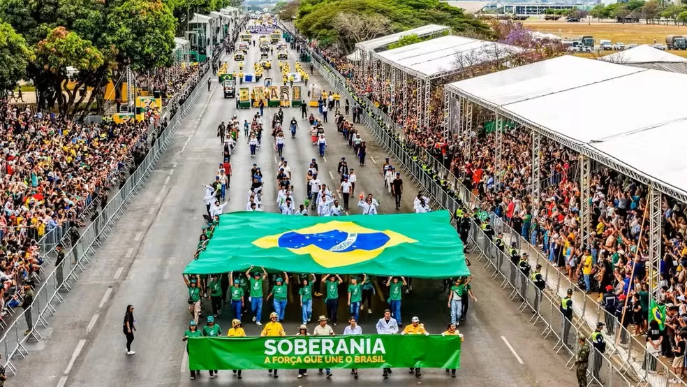 Desfile de 7 de Setembro reúne milhares de pessoas na Esplanada dos Ministérios