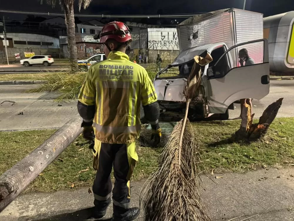 Caminhão furtado causa acidente e deixa dois feridos na avenida Antônio Carlos