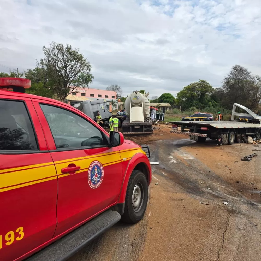 Colisão entre carretas na BR-262 deixa duas pessoas gravemente feridas