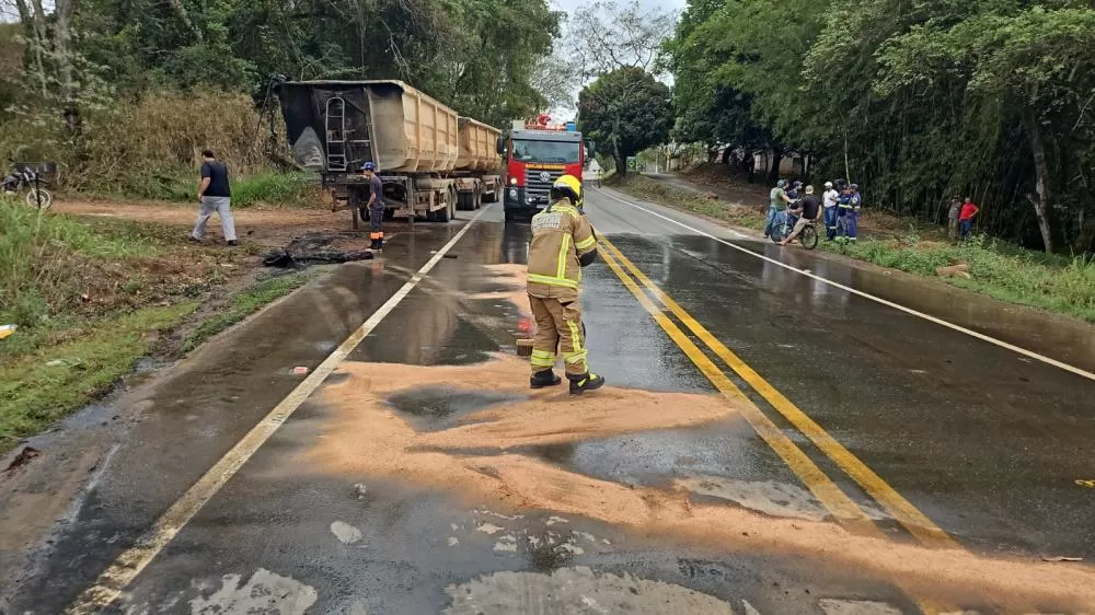 Carreta carregada com cereal pega fogo na MG-230, no Triângulo Mineiro