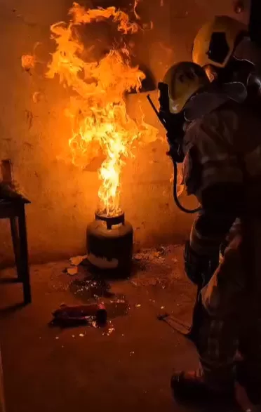 Botijão de gás pega fogo e queima partes de uma casa no Norte de Minas