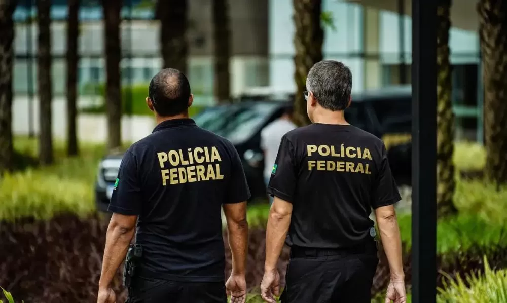 PF cumpre mandados contra suspeitos de apologia ao nazismo em Valença, no RJ