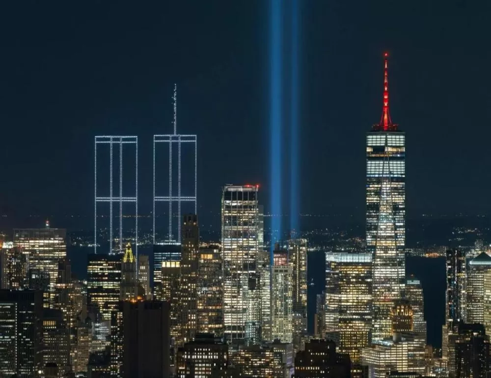 Show com mais de 2 mil drones recria Torres Gêmeas no céu de Nova York