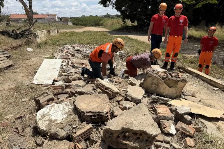 Prefeitura e Bombeiros capacitam voluntários para o período de chuvas