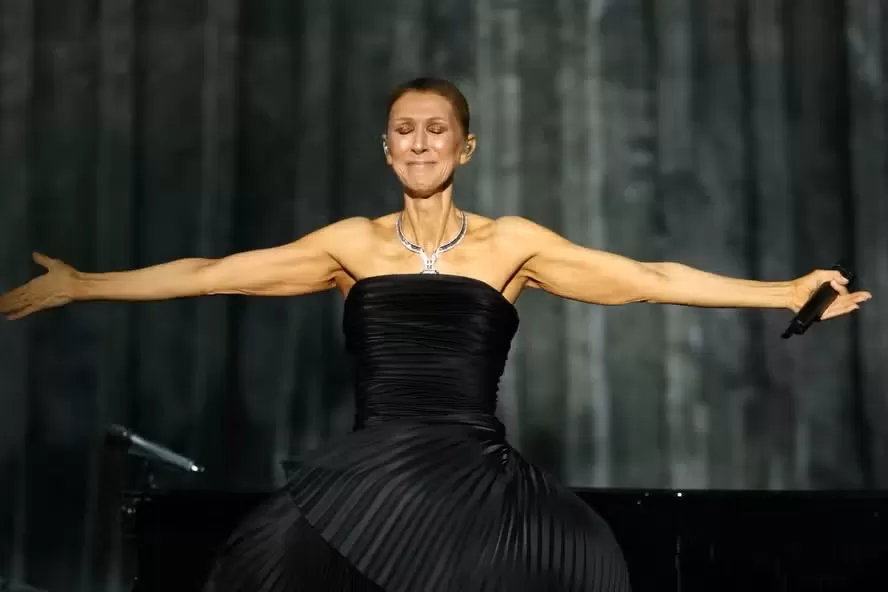 Céline Dion volta aos palcos após seis anos e emociona público em Paris; veja o vídeo