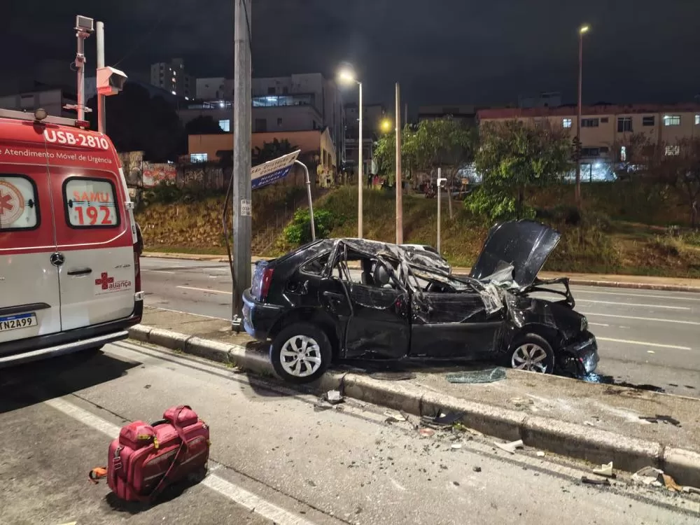 Carro capota e deixa mulher e criança feridas na avenida Antônio Carlos