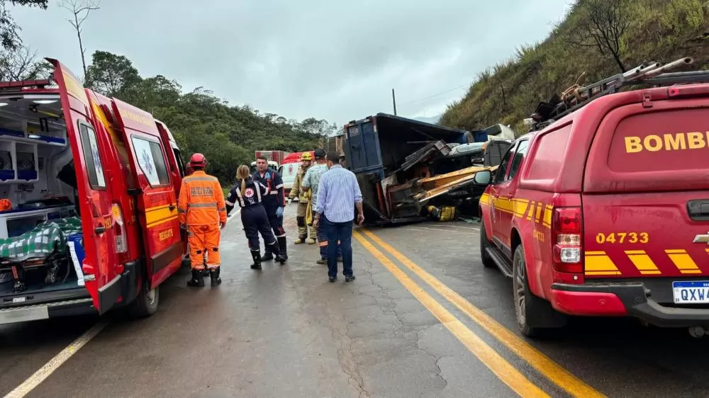 Caminhão carregado com carvão tomba na BR-356 e deixa seis pessoas feridas