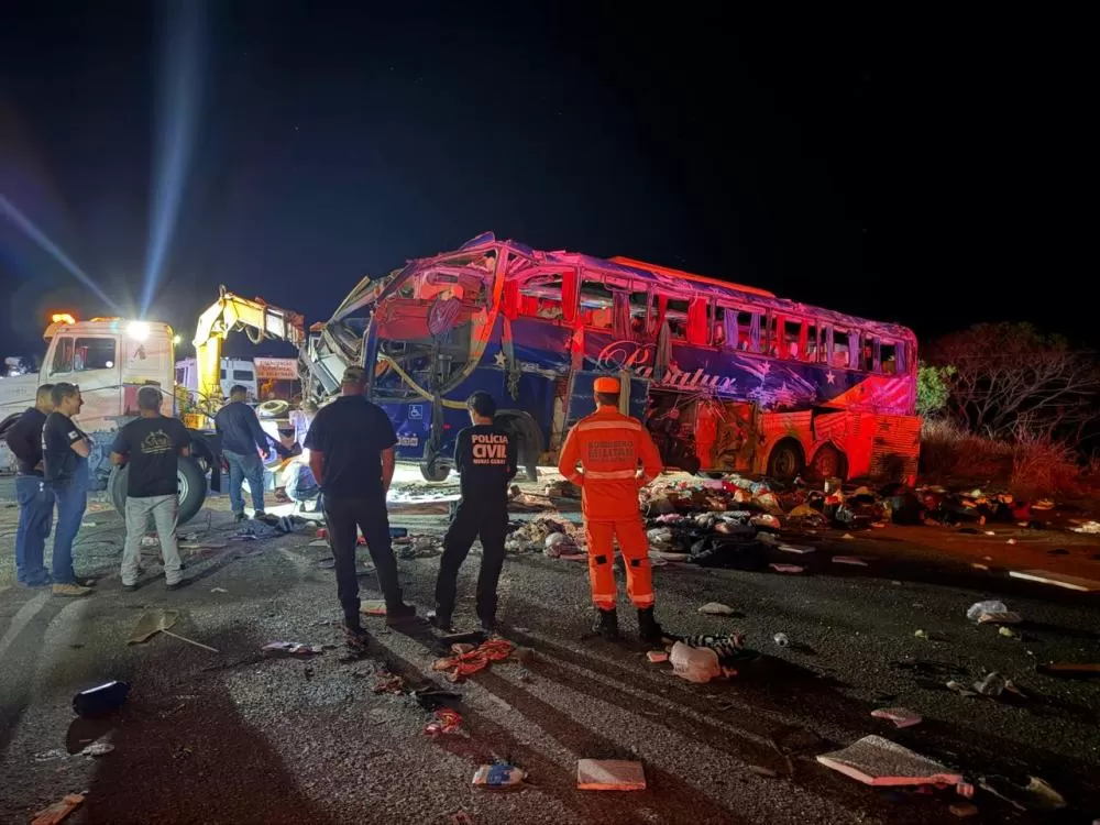 Batida entre carreta e ônibus de viagem mata seis e deixa 43 feridos na BR-116