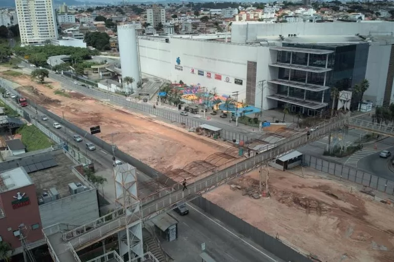 Obras da Trincheira da Cristiano Machado entram em nova fase e exige mudança em passarela para pedestres