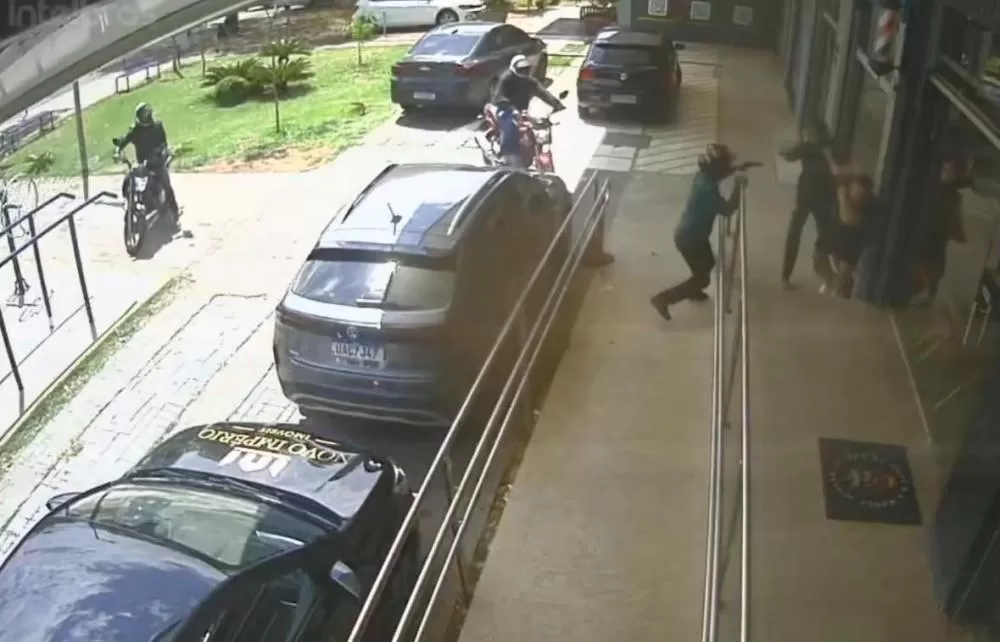 Homem é perseguido e tem corrente de ouro de R$ 50 mil roubada em BH; veja o vídeo