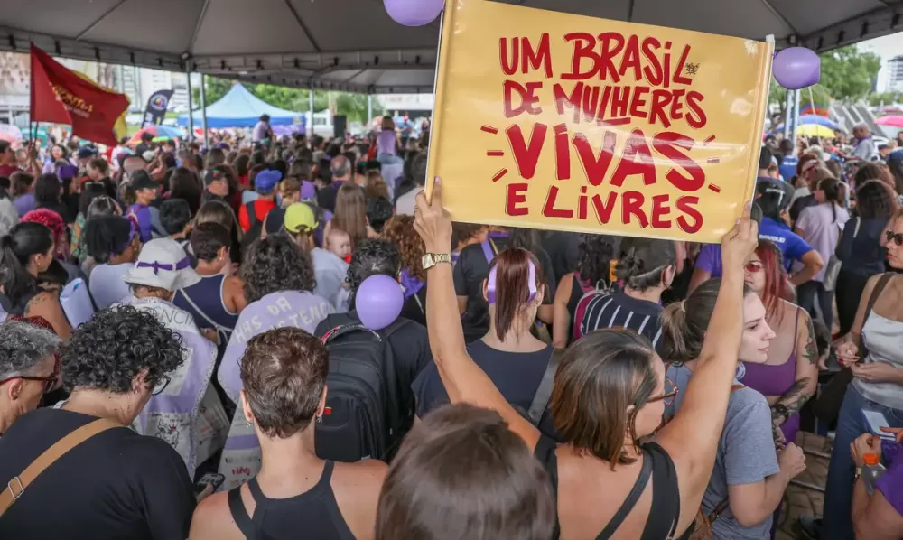Violência leva 98% das mulheres brasileiras a mudar hábitos e escolhas