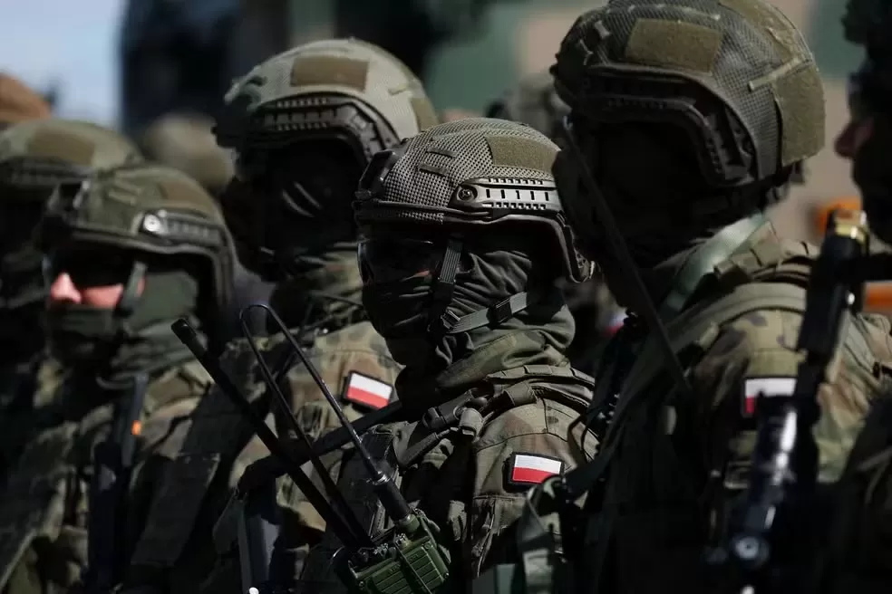 Soldados poloneses durante uma demonstração de treinamento militar no campo de treinamento Nowa Deba, em 7 de setembro de 2026 — Foto: REUTERS/Kacper Pempel
