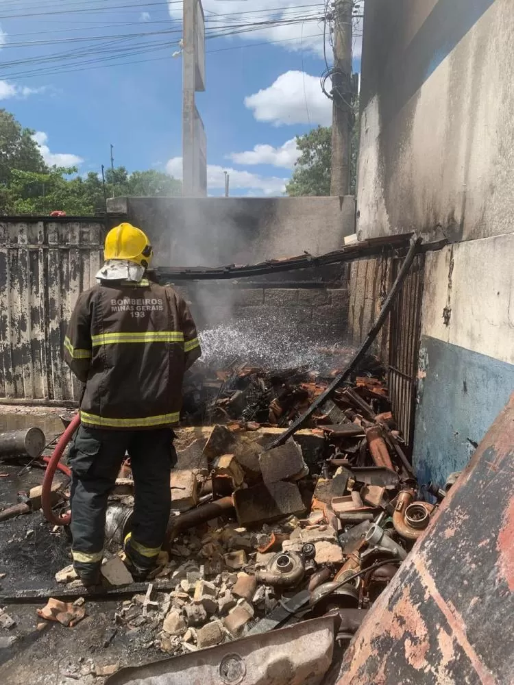 Incêndio atinge depósito de oficina mecânica às margens da BR-354, em Arcos