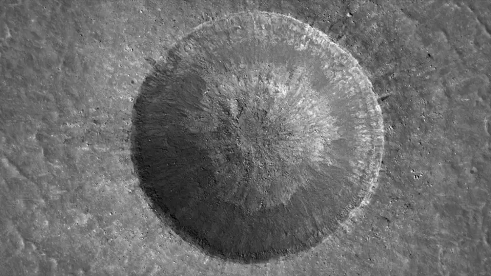 Nasa identifica cratera de 222 metros formada por impacto recente na Lua