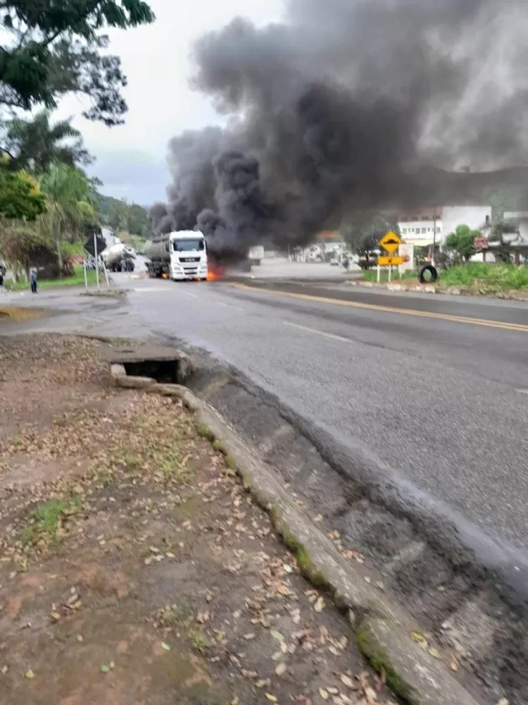 Caminhão-tanque pega fogo após colisão com betoneira na BR-262