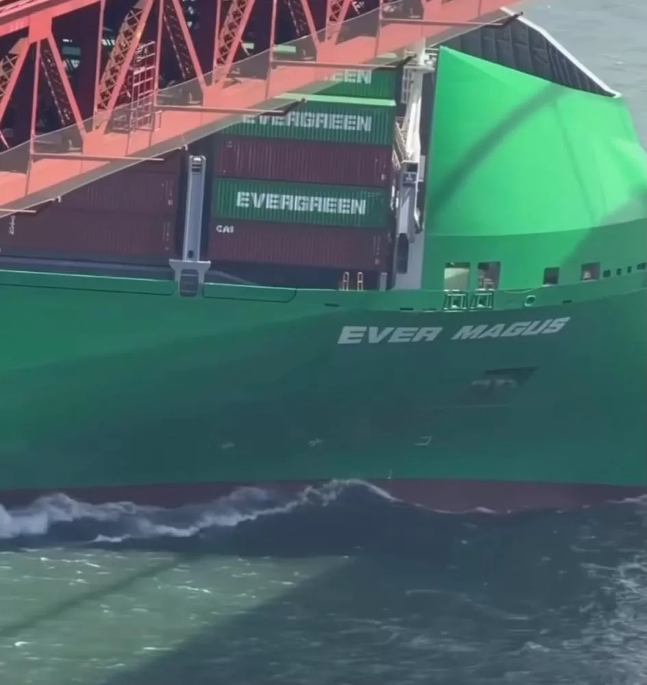 Navio gigante passa sob a Golden Gate e impressiona nas redes sociais
