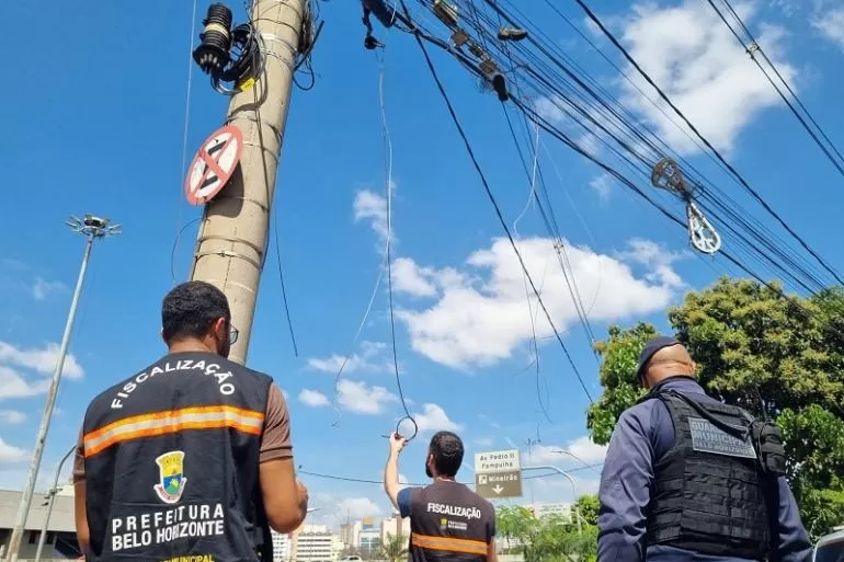 Prefeitura promove mutirão para corrigir fiação aérea irregular em três regiões