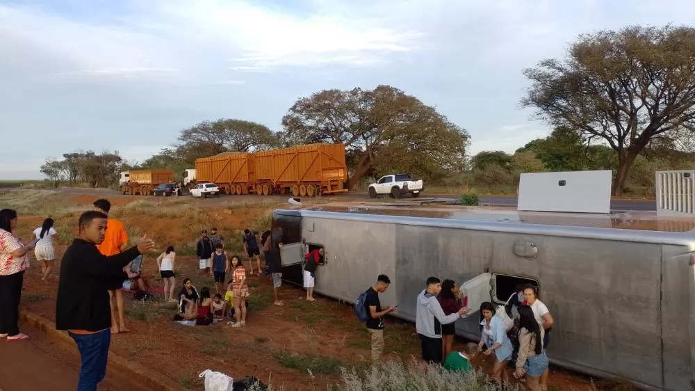 Ônibus de viagem tomba e deixa sete pessoas feridas na manhã deste domingo