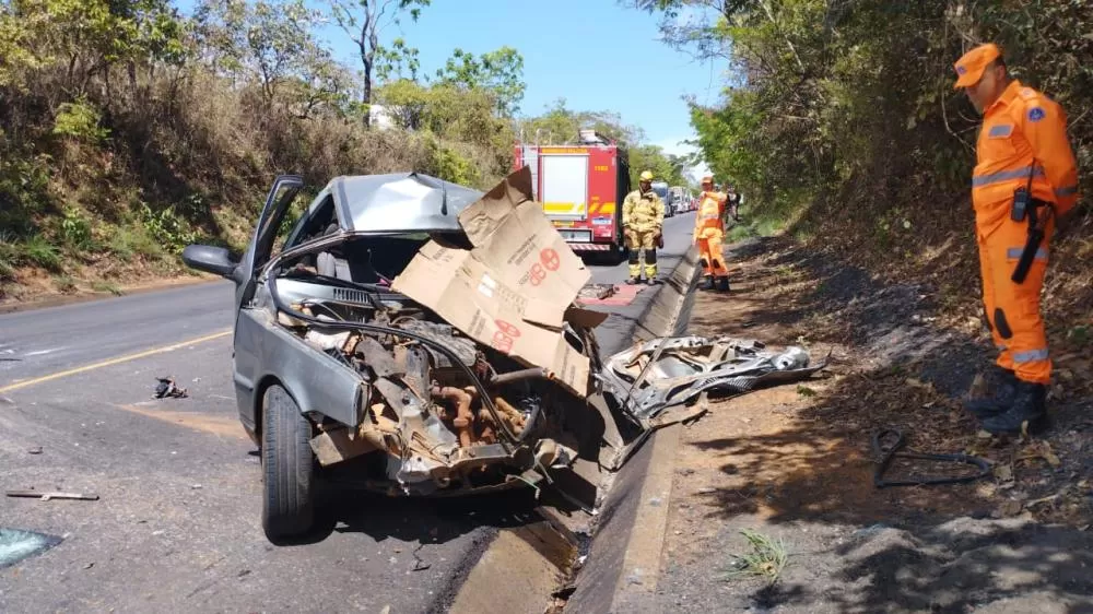Batida frontal entre carro e caminhão carregado com concreto deixa uma pessoa morta na MG-238