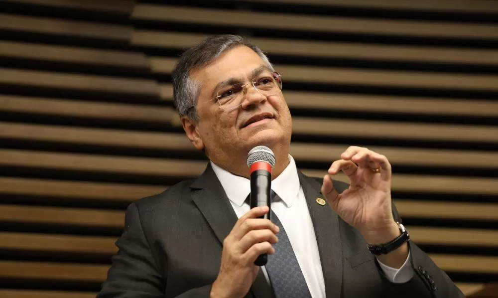 Flávio Dino mantém decreto que proíbe publicidade de bets em espaços públicos de Minas