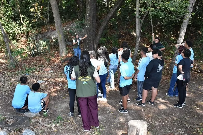 Estudantes participam de trilha ecológica no parque Gentil Diniz durante Semana Florestal