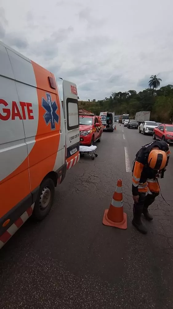 Caminhonete capota e despenca em uma ribanceira de 60 metros