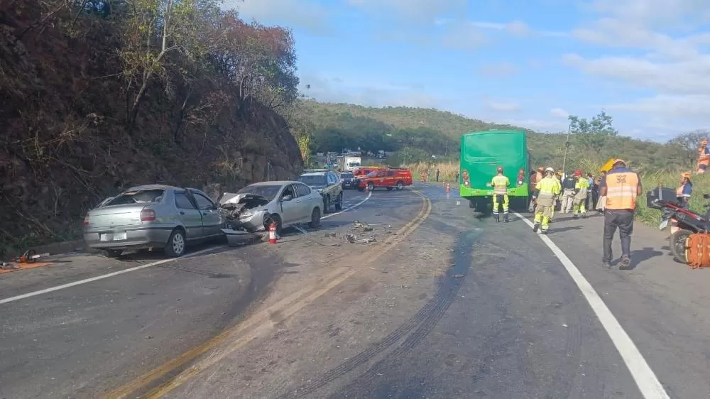 Acidente entre carros e ônibus deixa um morto e dois feridos na BR-381
