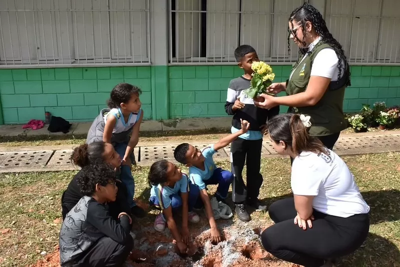 Contagem encerra Semana Florestal nesta sexta-feira com plantio de árvores em escola