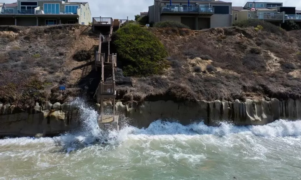Elevação do nível do mar destrói casas e invade praias na Califórnia