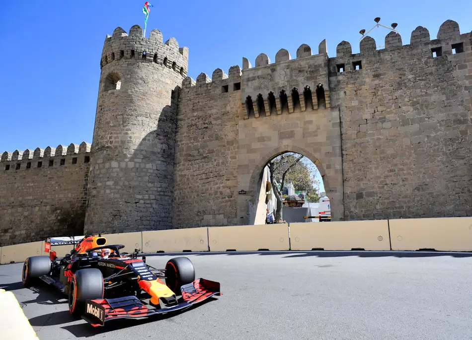 Por apenas 196 milésimos, Russell supera Verstappen e vence GP do Azerbaijão na F1