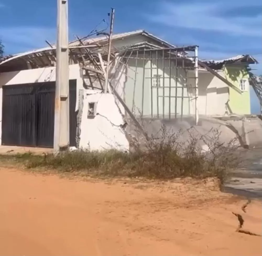 Avanço do mar destrói parte de casa e volta a expor erosão na Praia do Saco