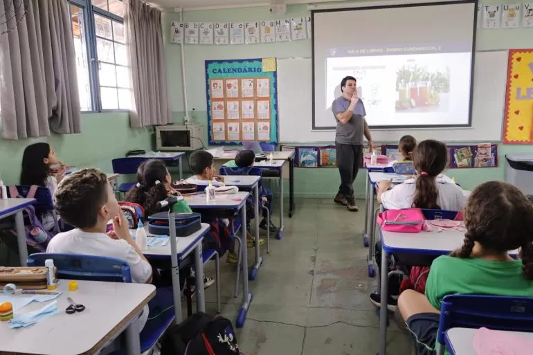 Professor surdo amplia ensino de Libras e muda rotina de escola em BH