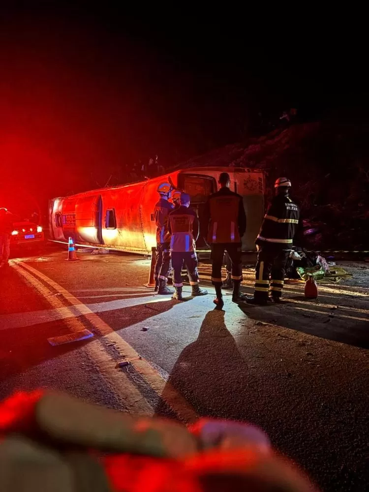 Acidente com ônibus de turismo na BR-262, no ES, deixa ao menos 3 mortos e 44 feridos