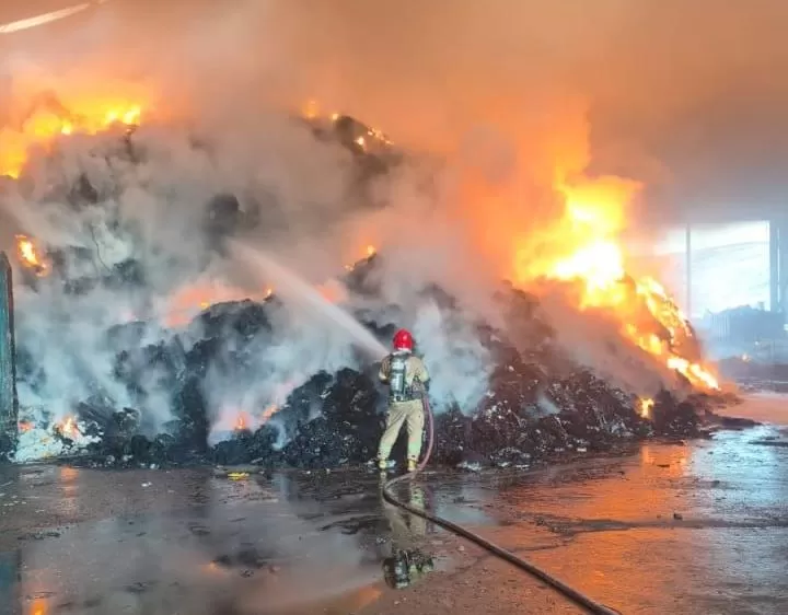 Galpão de empresa de recicláveis é atingido por incêndio de grandes proporções