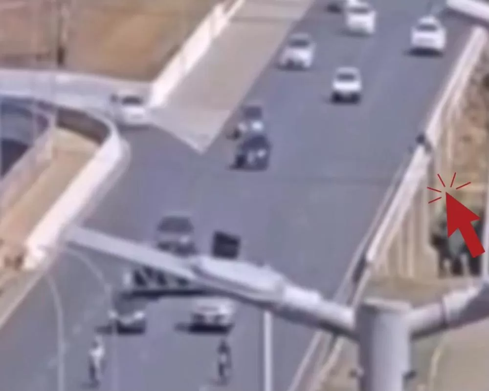 Pai e filho caem no Lago Paranoá após moto bater em mureta de ponte