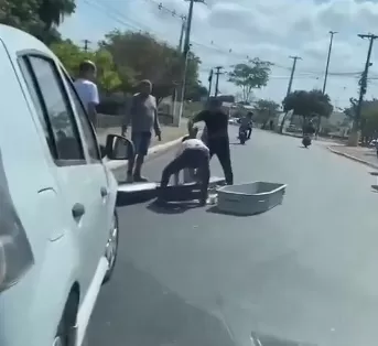 Caixão cai de carro funerário durante transporte de corpo em Marabá