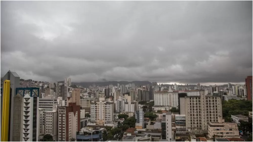 Frente fria chega após onda de calor e pode trazer tempestades, granizo e ventos de até 70 km/h em BH
