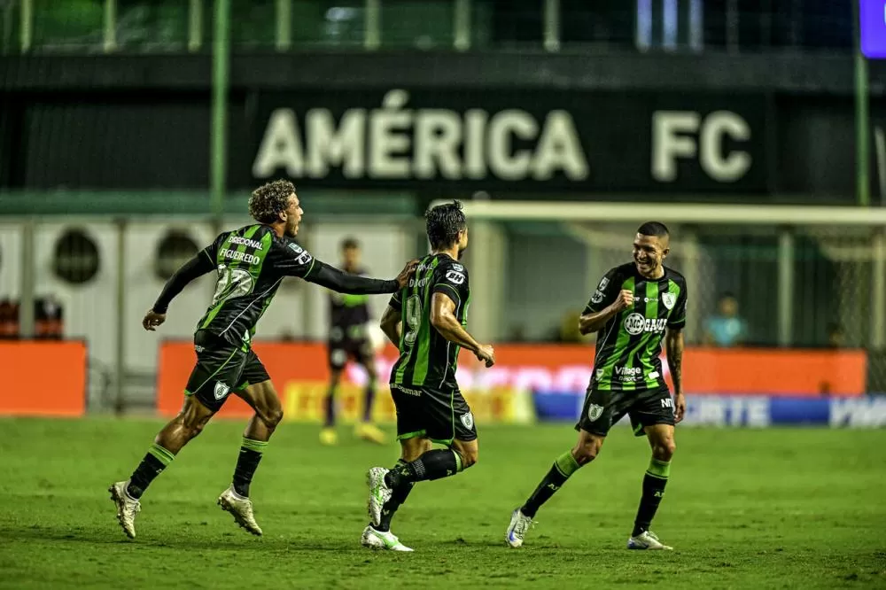 América-MG encara Atlético-GO em jogo decisivo contra o rebaixamento na Série B