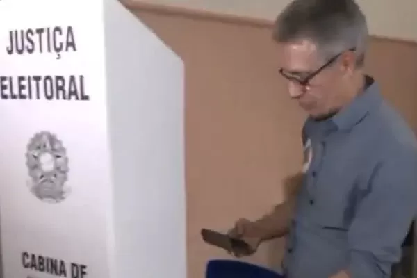 Romeu Zema é flagrado com celular na cabine de votação em Araxá