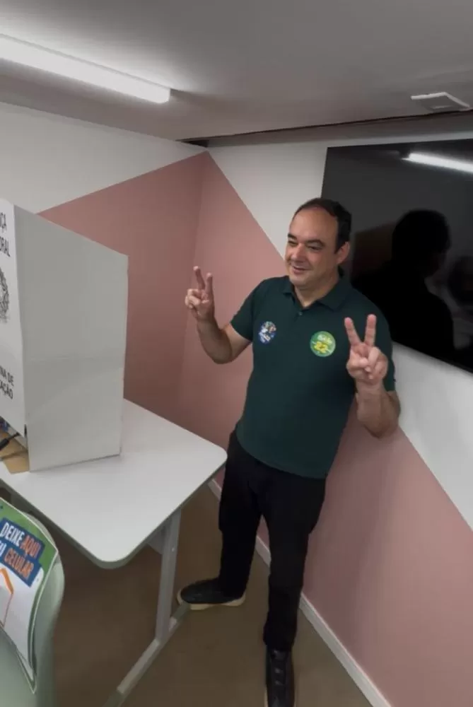 Flávio Roscoe vota em Belo Horizonte e pede consciência dos eleitores