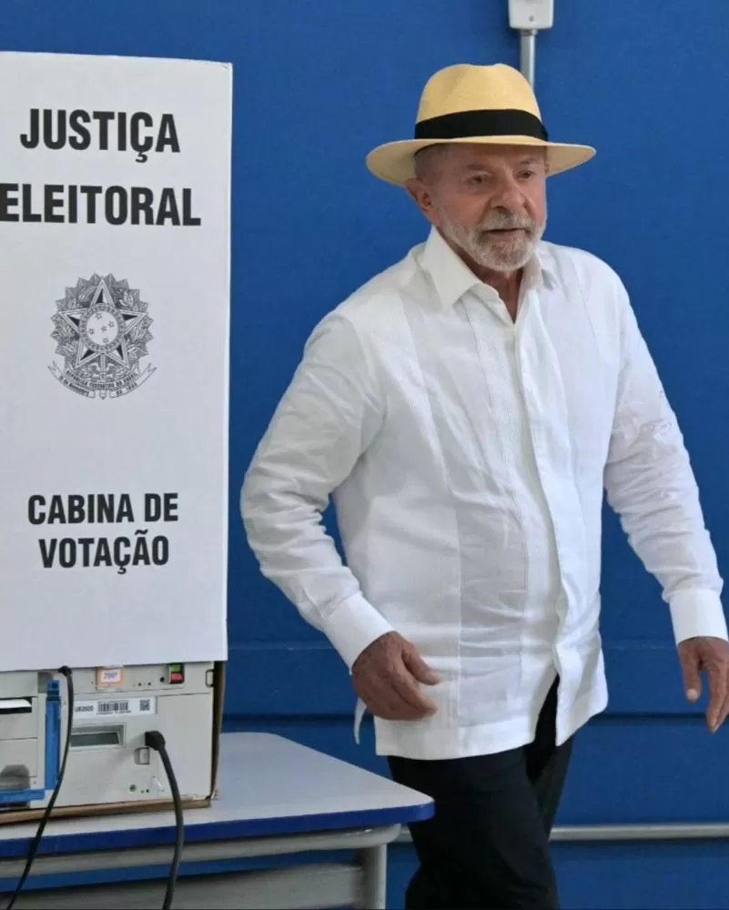 Lula vota em São Bernardo do Campo e diz que o povo é soberano