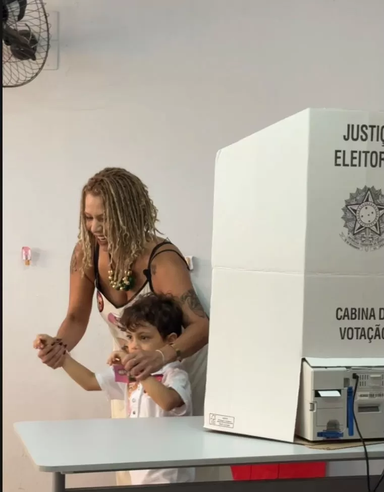 Áurea Carolina vota em Belo Horizonte acompanhada do filho