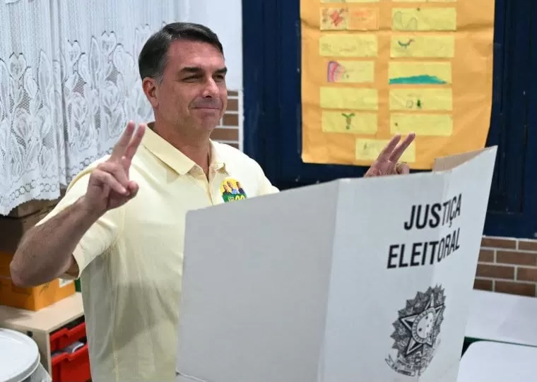 Flávio Bolsonaro vota no Rio de Janeiro e fala em mudança