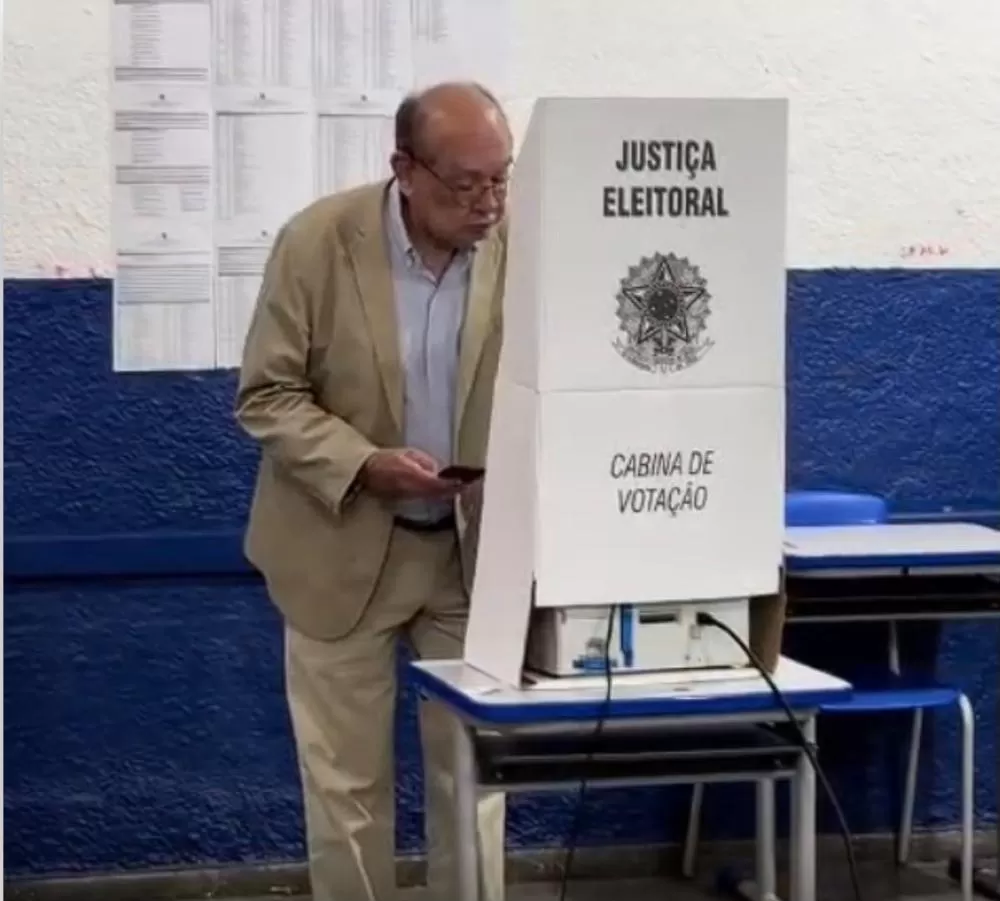 Gilmar Mendes é flagrado com celular na cabine de votação, como ocorreu com Zema